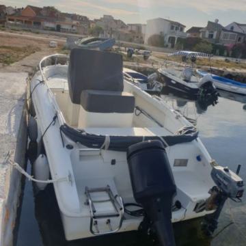 Gliser Arkos 630 open s prikolicom u kompletu.