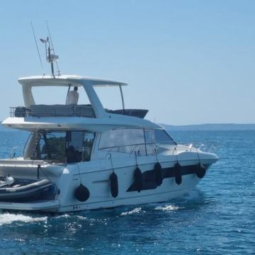 Prestige 590 Fly – luksuzna jahta, 3 kabine, flybridge, leasing