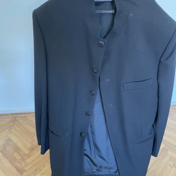 Crni sako, kupljen u Hundicu u ZG. Broj 48.