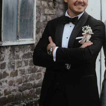 Crni talijanski smoking (48), ovalni prsluk, košulja (M) i mašna