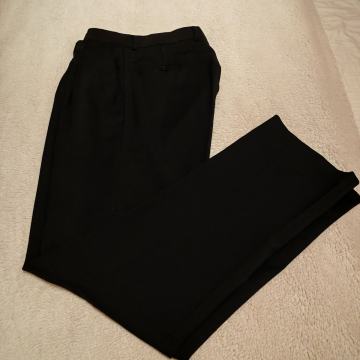 Donji dio muškog odijela crne boje - hlače