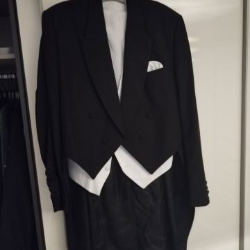 Frak sa prslukom, hlačama i košuljom