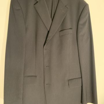 Muška odijela veličine 54 i 56