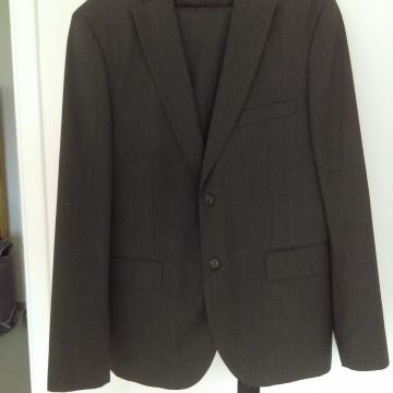 Muško odijelo Benetton, tamnija siva boja