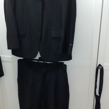 Muško odijelo (sako, hlače i kravata), malo korišteno, odlično stanje