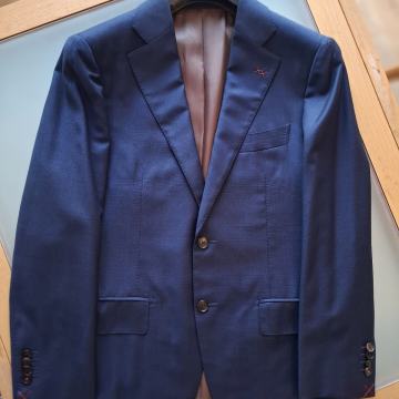 Muško plavo odijelo