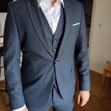 Muško sivo svečano odijelo veličina 54