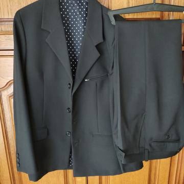 Odijelo  crno, velicina s nošenje samo 2sata