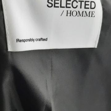 Prodaje se muško odijelo zajedno sa košuljom! Jednom obučeno!