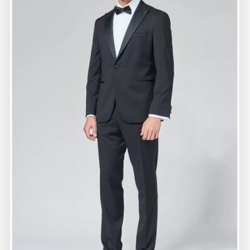 Muško crno svečano smoking odijelo za vjenčanje