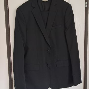 Zara muško crno odijelo