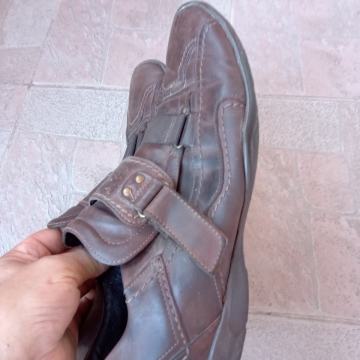 Bata br.43 kožne kvalitetne udobne cipele na čičak