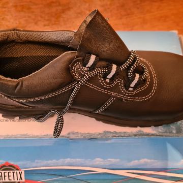 Cipele s kapicom 42 novo