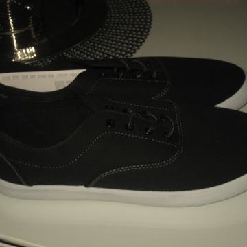 CRNE CIPELE BR. 43 - NOVO