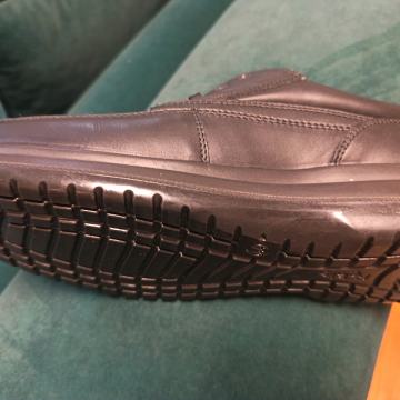 Nove, nikad nošene, Borovo, veličina 44!