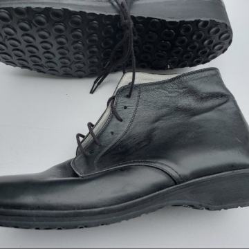 Kožne cipele broj 39 s protukliznim đonom, potpuno nove