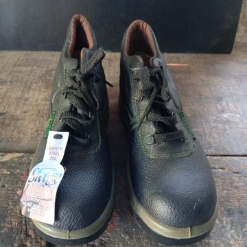 radne cipele 42, nove
