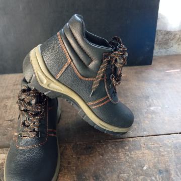 radne cipele 42, nove