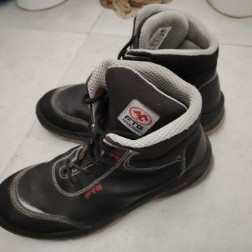 Radne cipele broj 46 visoke i niske.....