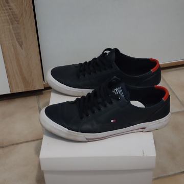 TOMMY HILFIGER.-Božićni popust