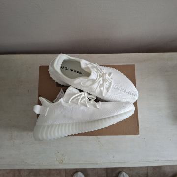 yeezy boost 350 v2 triple white