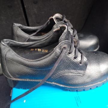 Zaštitne radne cipele br 39 kožne nove