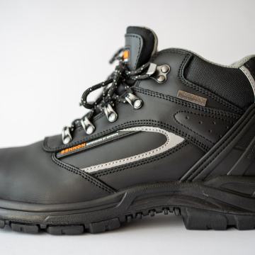 Muške gležnjače otporne na vodu, broj 43, potpuno nove.