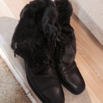 BOSS cizme sa krznom vel 43