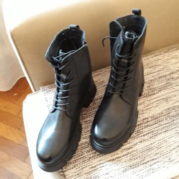 NOVE gležnjace 40 br