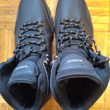 Nove, udobne gležnjače, br. 46