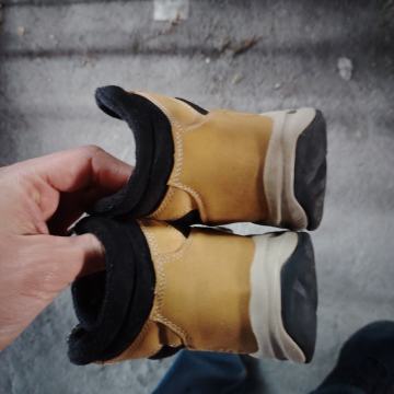 Prodajem čizme /gležnjače broj 41, samo 5 eura par .....