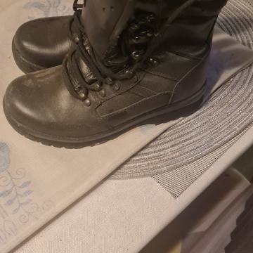 prodajem vojne čizme