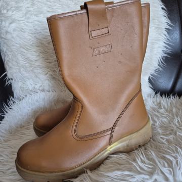 Nove radne cizme br.46