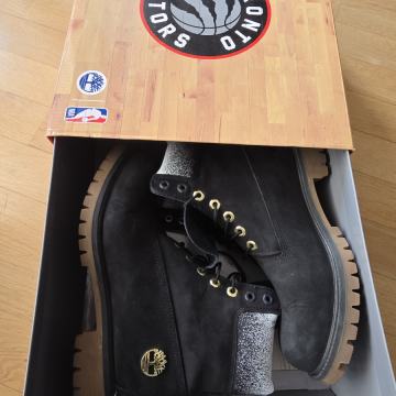 Timberland NBA 42/43, crne, koža, waterproof, kao nove,