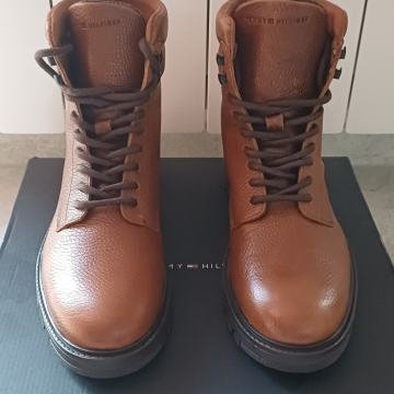 NOVE Tommy Hilfiger smeđe čizme - 42