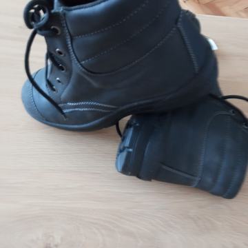 VISOKE CIPELE NOVE VIKO BR.40