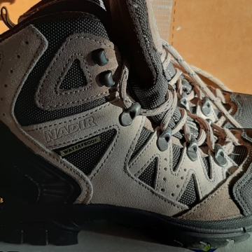 NOVE vodootporne čizme, vel. 38,5