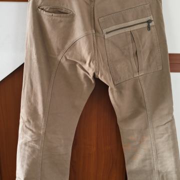 9 muških nenošenih, raznobojnih hlača.