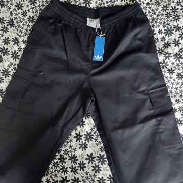 Adidas Originals kargo hlače, sa džepovima, veličina L