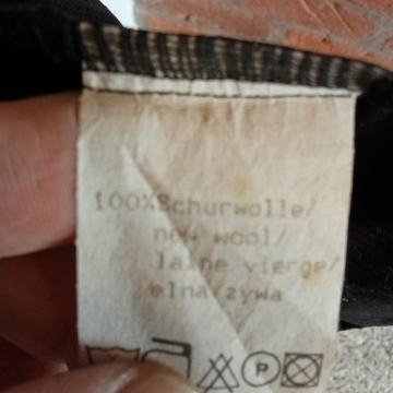 crne hlače na peglu