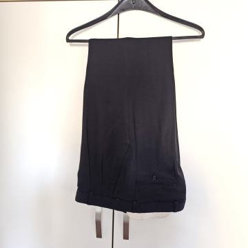 Crne odlične tanje muške hlače Elkroj broj M - L