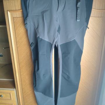 Hlače za planinarenje/trekking vodoodbojne i vjetrootporne muške sive