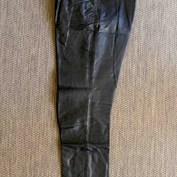 Muske kozne hlace 32x33 crne boje u odlicnom stanju.