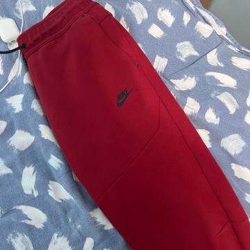Nike tech fleece crveni M velicina