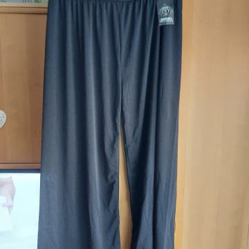 prodajem hlače nove