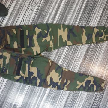 Prodajem hlače sa slike nove l,xl