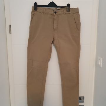 Smeđe chinos hlače!!