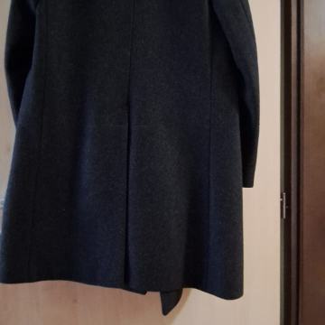 Dugi tamnosivi kaput