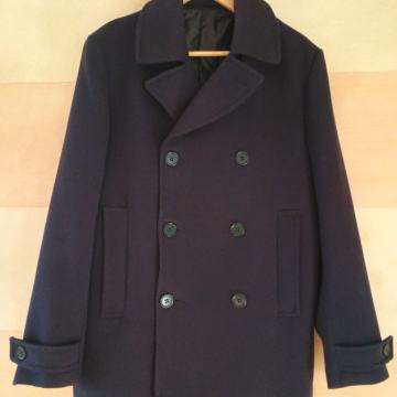 Tamno plavi kaput s dvorednim kopčanjem