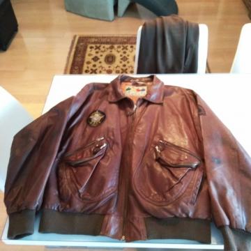 Kožna jakna br. XXL (56-58).